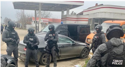 Край Ямбол, в момент на отнемане на лек автомобил от пострадали хора, е извършен арест на четирима мъже