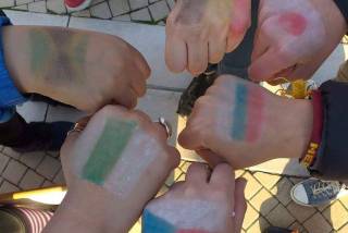 „Различни и равни“.