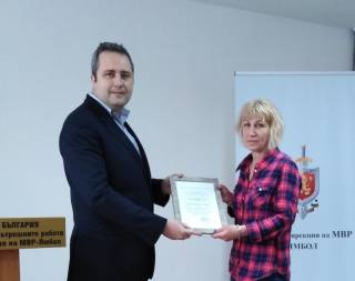 ОДМВР - Ямбол награди 47-годишна жена, намерила чанта с пари и документи