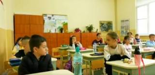 Деца се включиха в дарителската кампания на община Ямбол за изграждане паметник на Васил Левски.