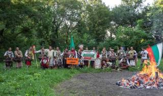 В ДЖИНОТ ШИЯТ ГУГЛИ И КАПАШОНИ, ПОДГОТВЯТ СЕ ЗА КУКЕРОВДЕН