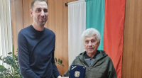 Кметът на община Ямбол Валентин Ревански връчи Почетния знак „Герб на Община Ямбол“ на заслужилия треньор Димитър Мутафов