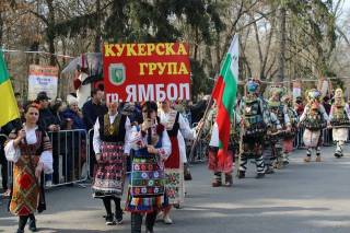 87 са участващите в Кукерландия /, организирана на Задушница и Националния празник/