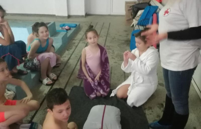 ДЕЦА СЕ УЧАТ ДА ОКАЗВАТ ПЪРВА ПОМОЩ