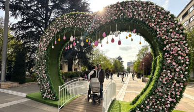 Ямбол посреща Великден с голямо цветно сърце в центъра на града