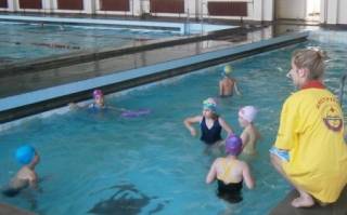 Запишете се в курса за водни спасители на БЧК. Ей го, лятото иде...