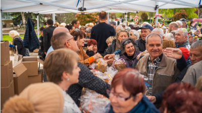 В Ямбол,на Велики четвъртък, над хиляда пенсионери и хора в нужда бяха зарадвани с козунаци за Великден