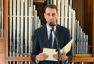 Защото няма по-топла стряха от бащината и по-успокоително небе от родното.