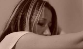 Немногословна е нощта, но ето