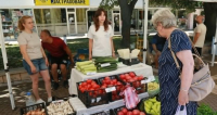 В събота площад „Освобождение" в Ямбол отново се превърна в място за среща между производители и потребители.
