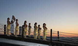 Стотици посрещнаха Слънцето с орфически ритуал на античния „Кабиле“ край Ямбол