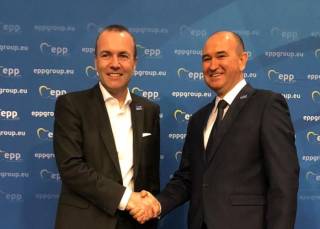 Цветан Цветанов и кметове от ГЕРБ се срещнаха с претендента за водещ кандидат на ЕНП