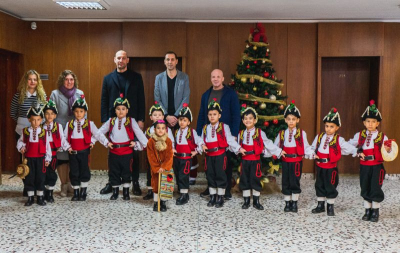 Коледари и сурвакари от Детска градина „Пролет“ гостуваха в Община Ямбол