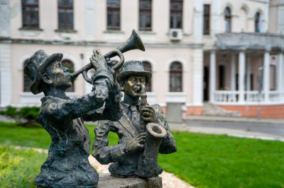 Пространството срещу Военния клуб в Ямбол е вече облагородено -