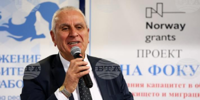 Над триста бежанци, търсещи международна или получили временна закрила са...