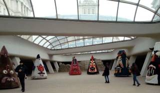 Гигантски кукерски маски гостуват под купола на столичното Ларго