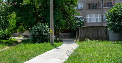 Две нови бетонни пътеки са изградени в кварталите