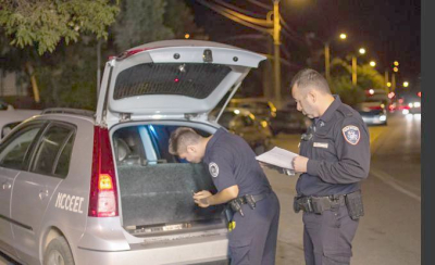 Разследват кражба от автомобил