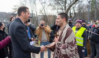 ВОЕННОСЛУЖЕЩ ОТ АВИОБАЗА „БЕЗМЕР“ ИЗВАДИ СВЕТИЯ КРЪСТ ОТ ВОДИТЕ НА ТУНДЖА В ЯМБОЛ