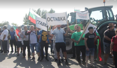 Земеделци със стотици трактори и комбайни блокираха Петолъчката