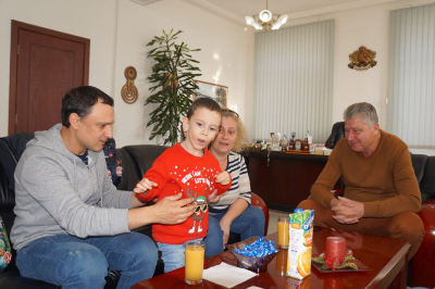 Община „Тунджа“ дари 5000 лв. за рехабилитация на малкия Виктор от с. Кабиле