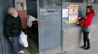 С плакат срещу вируса