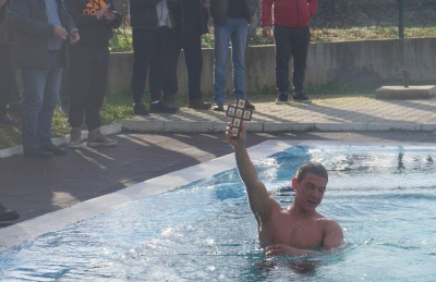 Петнадесет души спасяваха кръста в община „Тунджа“ на Богоявление