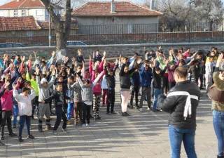 С УТРИННА ГИМНАСТИКА И „СТАНИ, СТАНИ, ЮНАК БАЛКАНСКИ ЗАПОЧВАТ УЧЕБНИТЕ ЗАНЯТИЯ В