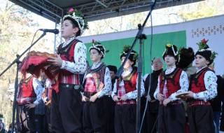 ОФИЦИАЛНО С фестивал на уникалните танцуващи коледари Ямбол отпразнува Рождество Христово